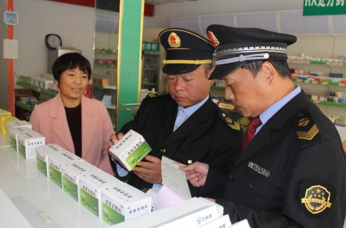 圖為該局執(zhí)法人員在一藥店進(jìn)行執(zhí)法檢查。