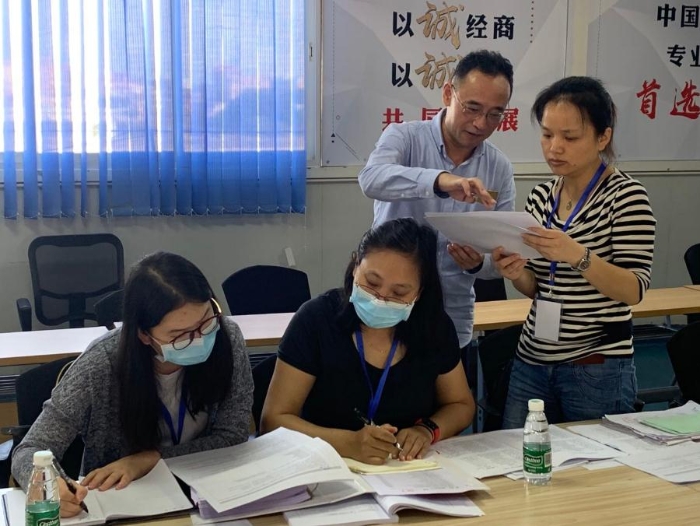 圖1：參訓檢查員在查看企業(yè)相關文件。中國食品藥品網(wǎng)記者 張丹攝