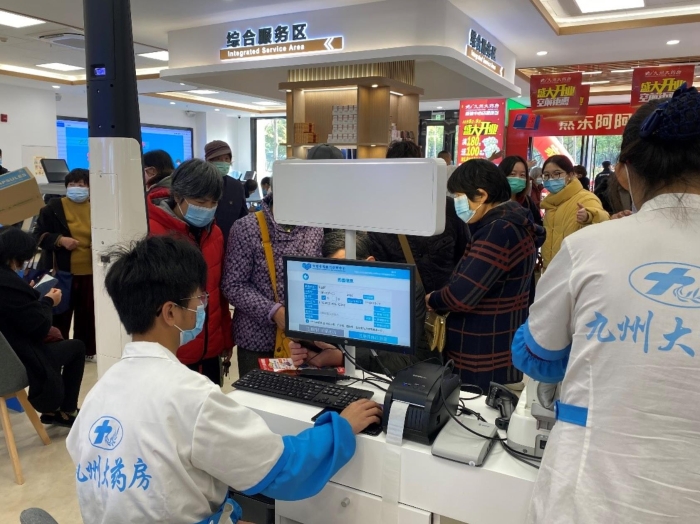 MMC健康便利店——眼底病變預(yù)警體驗(yàn)市民排隊(duì)檢測(cè)。