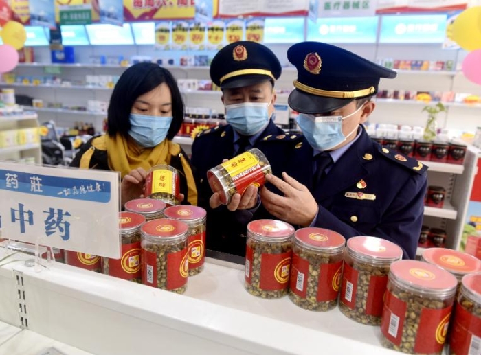 圖為該局馬鞍街道執(zhí)法人員在一家藥店檢查中藥飲片銷售情況。