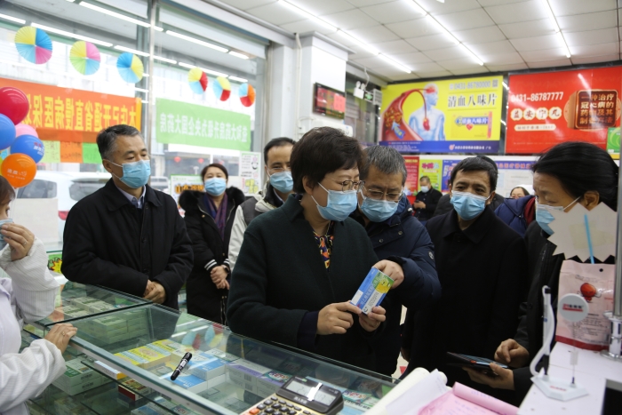 圖2為吉林省藥監(jiān)局局長(zhǎng)劉寶芳帶隊(duì)檢查零售藥店”一退兩抗“防疫藥品銷售監(jiān)測(cè)情況。