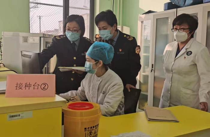 昌平區(qū)市場監(jiān)管局執(zhí)法人員在新冠疫苗接種單位進行檢查。