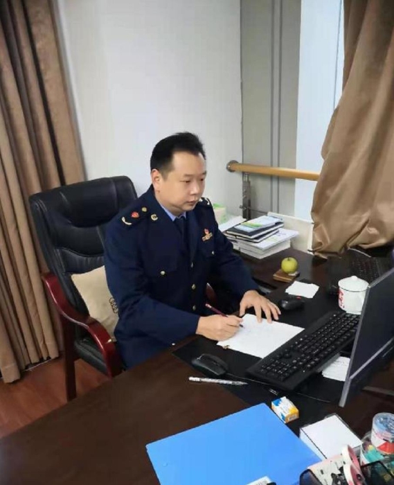 韓剛毅，現(xiàn)為溫州市市場監(jiān)管局藥品認證檢查中心主任，從2003年開始從事醫(yī)療器械監(jiān)管工作，國家級第四批醫(yī)療器械檢查員。