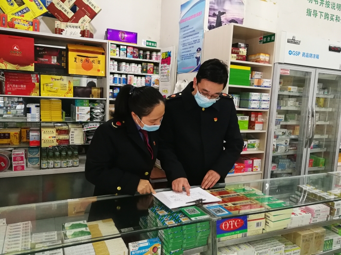 圖為鷹潭市市場監(jiān)管局執(zhí)法人員正在核對(duì)藥品零售企業(yè)銷售發(fā)熱、止咳等藥品的實(shí)名登記記錄