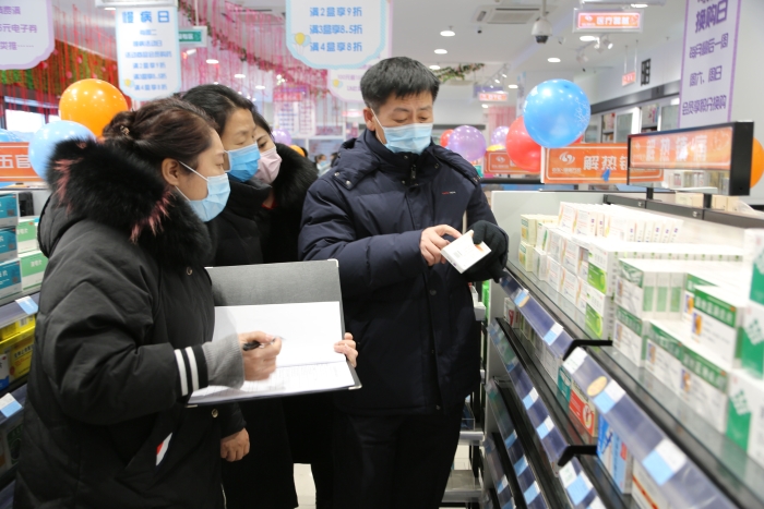圖為督導檢查組在長春市經(jīng)開區(qū)檢查藥店”一退兩抗“藥品銷售監(jiān)測情況。