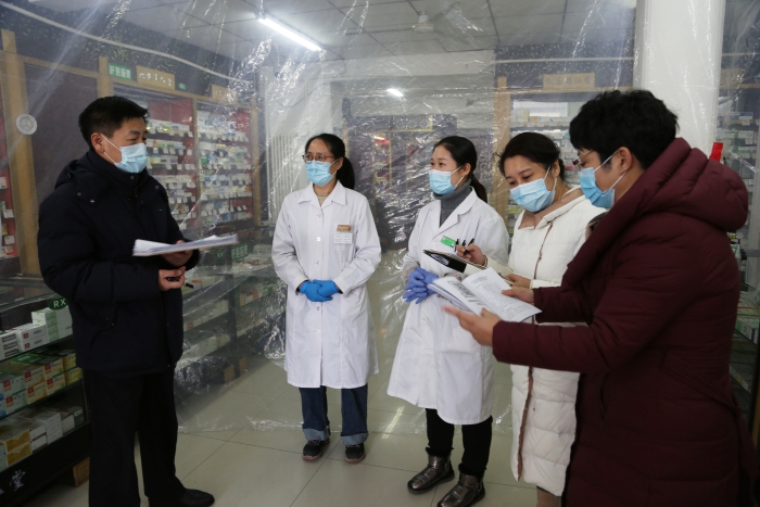 圖為督導檢查組在長春市汽開區(qū)檢查藥店疫情防控工作。