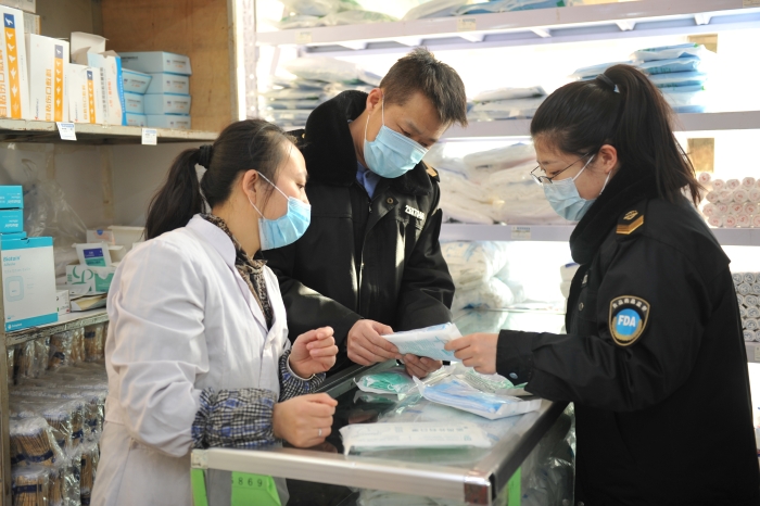 遼寧錦州 開展節(jié)前醫(yī)療器械安全檢查  圖為該局工作人員在一家醫(yī)療器械經營企業(yè)進行防疫物資檢查。_7319 (1)