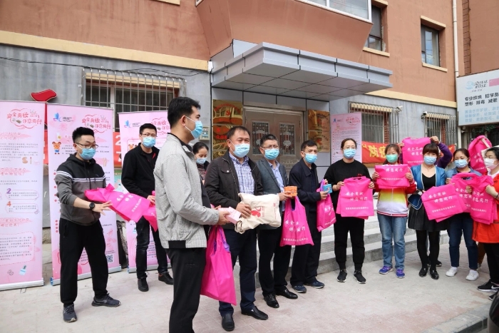 圖為吉林省藥監(jiān)局工作人員宣傳化妝品安全知識(shí)