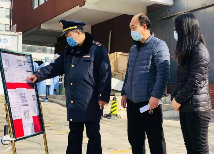 圖為昌平區(qū)市場監(jiān)管局執(zhí)法人員檢查一家核酸檢測機構收費情況。