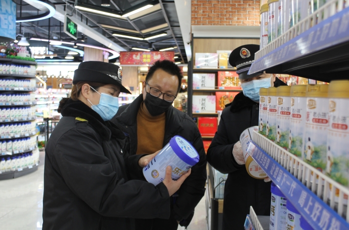 圖為該局執(zhí)法人員在一家商場檢查食品包裝。