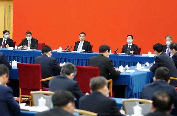 3月6日，中共中央政治局常委、國務(wù)院總理李克強(qiáng)看望出席全國政協(xié)十三屆四次會(huì)議的經(jīng)濟(jì)界委員并參加討論。新華社記者 燕雁 攝