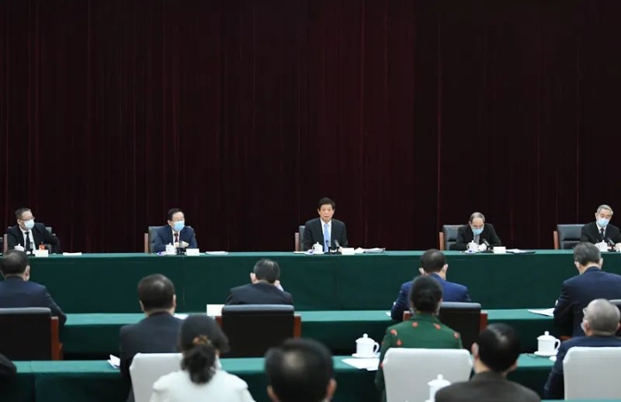 3月6日，中共中央政治局常委、全國人大常委會(huì)委員長栗戰(zhàn)書看望出席全國政協(xié)十三屆四次會(huì)議的致公黨、僑聯(lián)、對(duì)外友好界委員并參加討論。新華社記者 申宏 攝