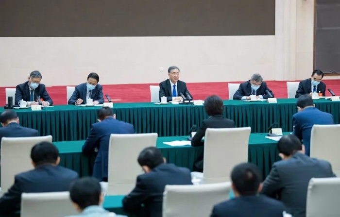 3月6日，中共中央政治局常委、全國政協(xié)主席汪洋看望出席全國政協(xié)十三屆四次會(huì)議的民進(jìn)、九三學(xué)社界委員并參加討論。新華社記者 高潔 攝
