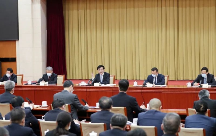 3月6日，中共中央政治局常委、中央書記處書記王滬寧看望出席全國政協(xié)十三屆四次會(huì)議的社會(huì)科學(xué)界委員并參加討論。新華社記者 丁海濤 攝