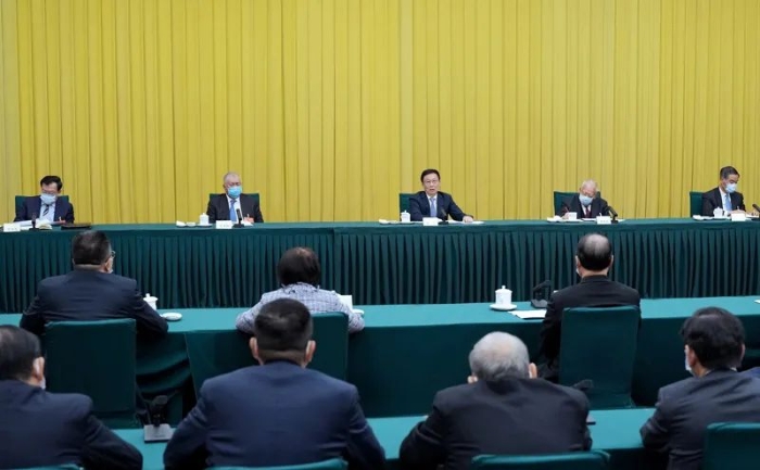 3月6日，中共中央政治局常委、國務(wù)院副總理韓正看望出席全國政協(xié)十三屆四次會(huì)議的港澳地區(qū)全國政協(xié)委員并參加討論。新華社記者 劉彬 攝