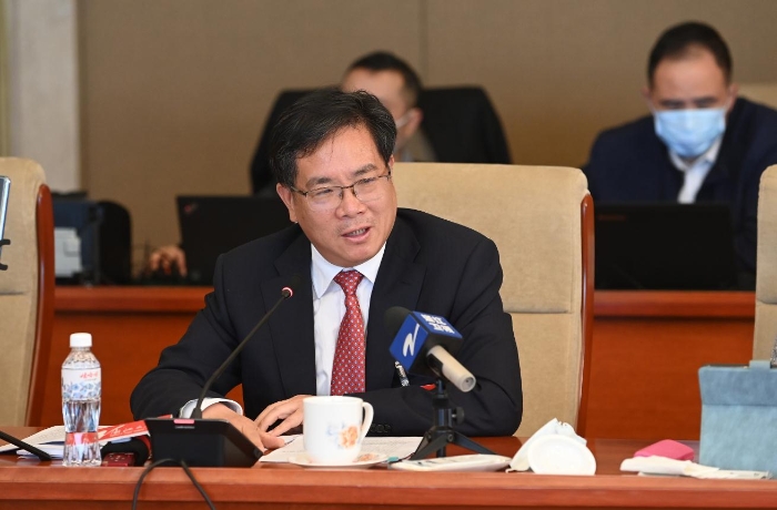 圖為丁列明代表在小組討論中發(fā)言。