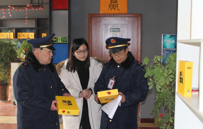 圖為該局執(zhí)法人員在一保健食品專賣店進(jìn)行執(zhí)法檢查。