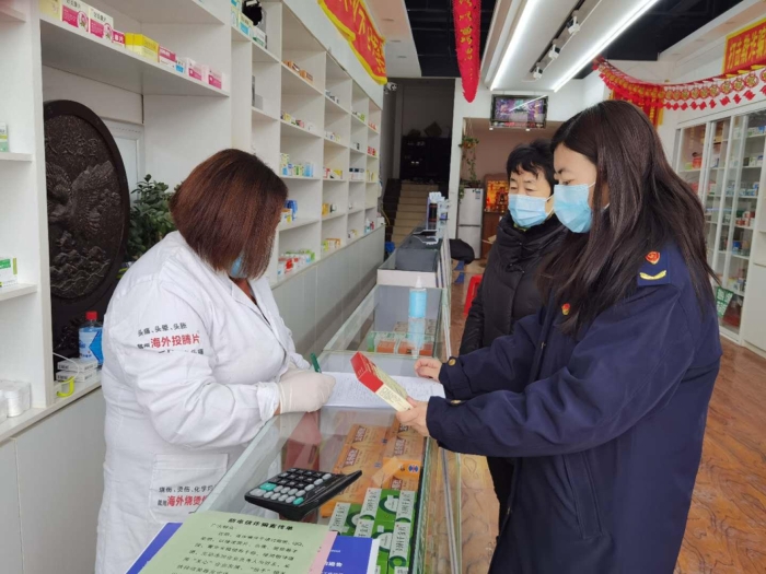圖為執(zhí)法人員檢查藥店藥品進貨渠道、采購、儲存等重點環(huán)節(jié)。