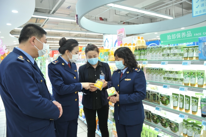 圖為該局工作人員在大型商超化妝品專柜進(jìn)行檢查。