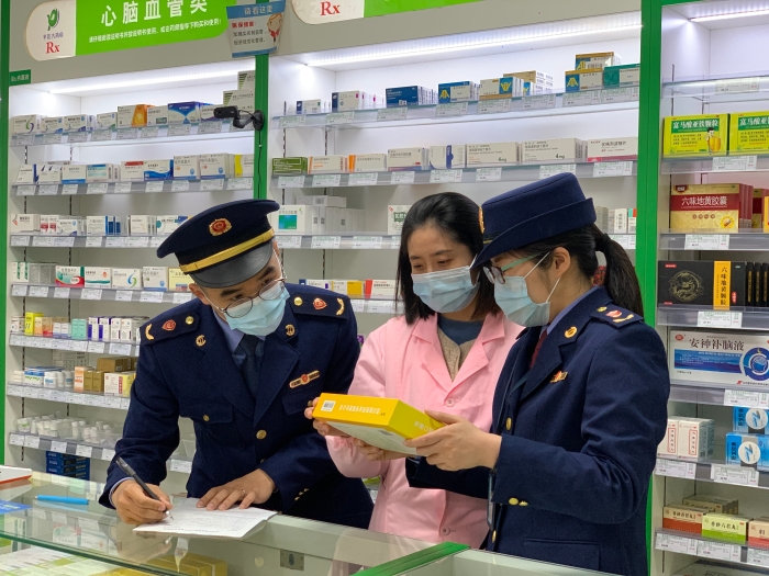 圖為該分局執(zhí)法人員對相關(guān)藥品銷售情況進行核查。