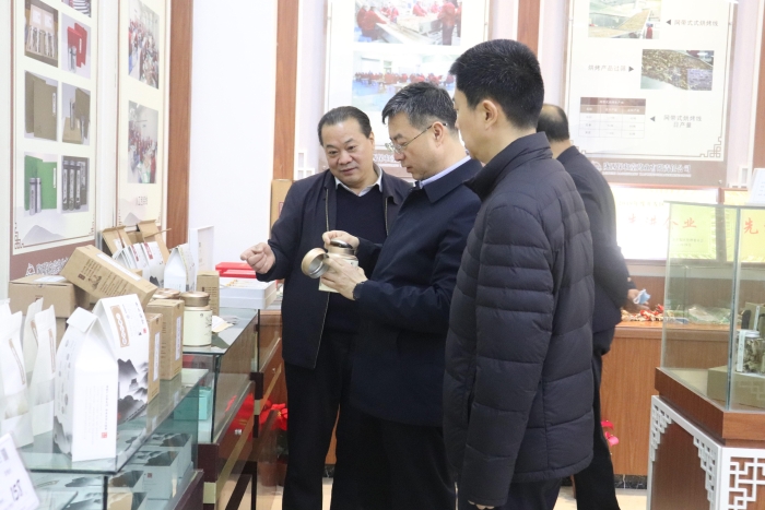 圖為調(diào)研組在企業(yè)產(chǎn)品展覽室了解中藥材開發(fā)等情況。