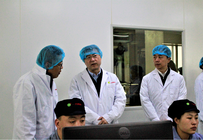 圖為調(diào)研組在企業(yè)生產(chǎn)車間了解企業(yè)生產(chǎn)情況。