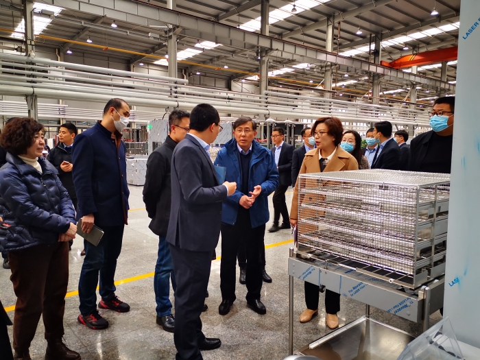 圖為審評團(tuán)隊在企業(yè)進(jìn)行實地審核。