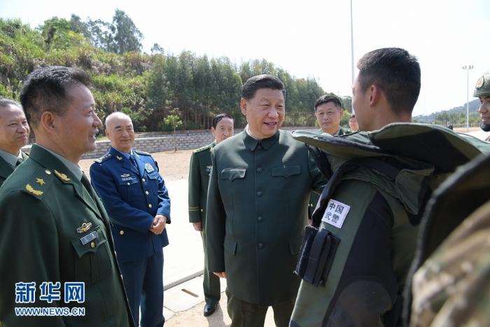 3月24日，中共中央總書(shū)記、國(guó)家主席、中央軍委主席習(xí)近平到武警第二機(jī)動(dòng)總隊(duì)視察。這是習(xí)近平察看部隊(duì)訓(xùn)練情況?！⌒氯A社記者 李剛 攝