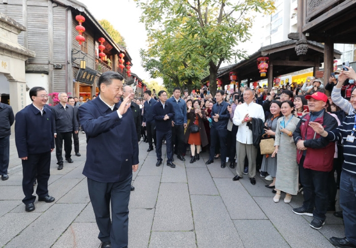 3月22日至25日，中共中央總書記、國(guó)家主席、中央軍委主席習(xí)近平在福建考察。這是24日下午，習(xí)近平在福州三坊七巷歷史文化街區(qū)考察時(shí)，向游客和市民招手致意。新華社記者 鞠鵬 攝