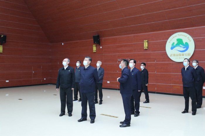 3月22日至25日，中共中央總書記、國(guó)家主席、中央軍委主席習(xí)近平在福建考察。這是22日下午，習(xí)近平在南平武夷山國(guó)家公園智慧管理中心，察看智慧管理平臺(tái)運(yùn)行情況。新華社記者 鞠鵬 攝