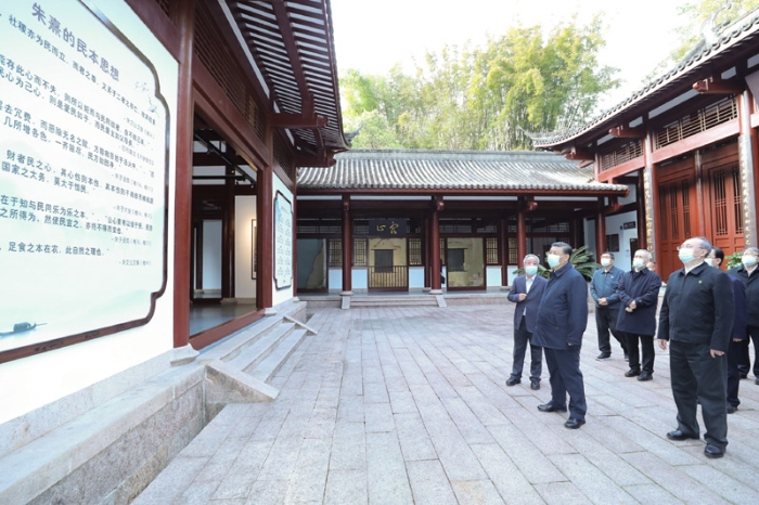 3月22日至25日，中共中央總書記、國(guó)家主席、中央軍委主席習(xí)近平在福建考察。這是22日下午，習(xí)近平在南平武夷山朱熹園，了解朱熹生平及理學(xué)研究等情況。新華社記者鞠鵬 攝
