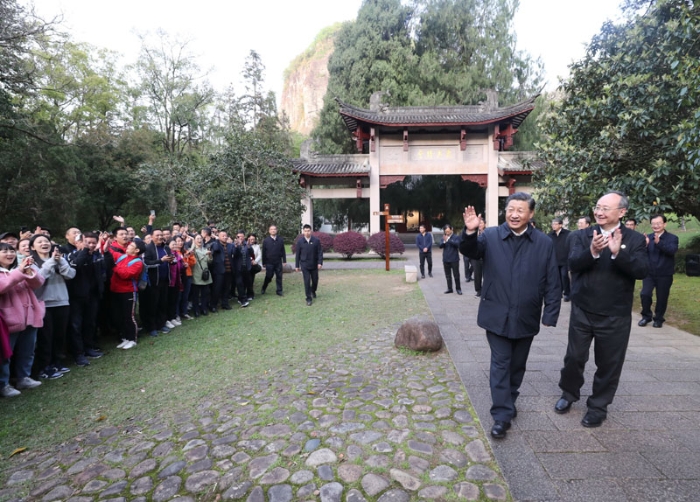 3月22日至25日，中共中央總書記、國(guó)家主席、中央軍委主席習(xí)近平在福建考察。這是22日下午，習(xí)近平在南平武夷山朱熹園考察時(shí)，向游客招手致意。新華社記者 王曄 攝