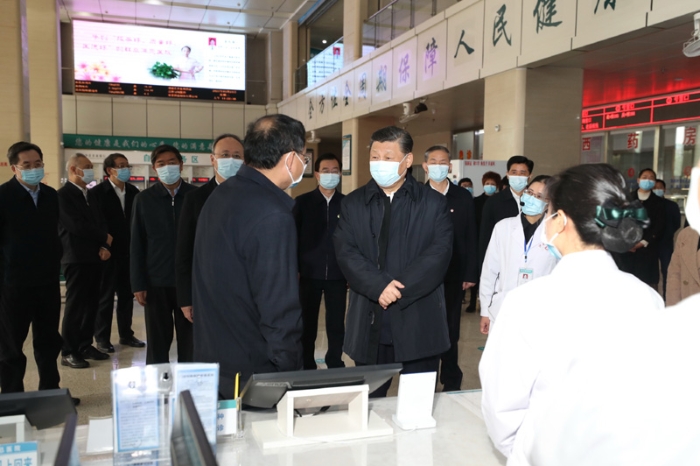 3月22日至25日，中共中央總書記、國(guó)家主席、中央軍委主席習(xí)近平在福建考察。這是23日上午，習(xí)近平在三明沙縣總醫(yī)院住院樓一層大廳，聽取醫(yī)改情況介紹。新華社記者王曄 攝