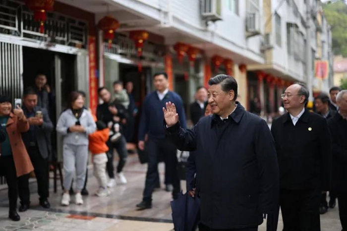 3月22日至25日，中共中央總書記、國(guó)家主席、中央軍委主席習(xí)近平在福建考察。這是23日下午，習(xí)近平在三明沙縣夏茂鎮(zhèn)俞邦村考察時(shí)，向村民揮手致意。新華社記者 王曄 攝