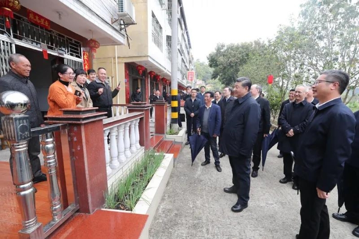 3月22日至25日，中共中央總書記、國(guó)家主席、中央軍委主席習(xí)近平在福建考察。這是23日下午，習(xí)近平在三明沙縣夏茂鎮(zhèn)俞邦村考察時(shí)，同村民親切交流。新華社記者 王曄 攝