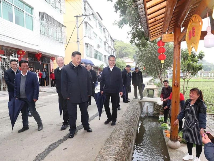 3月22日至25日，中共中央總書記、國(guó)家主席、中央軍委主席習(xí)近平在福建考察。這是23日下午，習(xí)近平在三明沙縣夏茂鎮(zhèn)俞邦村考察時(shí)，同村民親切交流。新華社記者王曄 攝