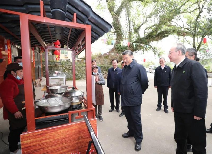 3月22日至25日，中共中央總書記、國(guó)家主席、中央軍委主席習(xí)近平在福建考察。這是23日下午，習(xí)近平在三明沙縣夏茂鎮(zhèn)俞邦村考察時(shí)，在小吃攤邊同鄉(xiāng)親們親切交談。新華社記者 王曄 攝