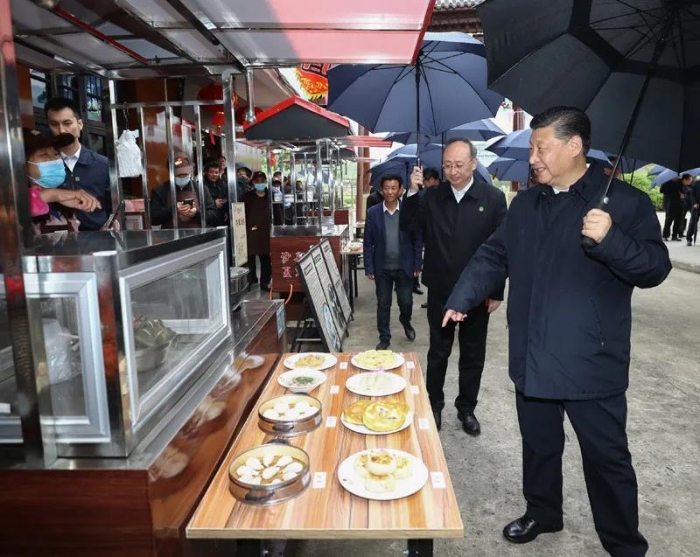 3月22日至25日，中共中央總書記、國(guó)家主席、中央軍委主席習(xí)近平在福建考察。這是23日下午，習(xí)近平在三明沙縣夏茂鎮(zhèn)俞邦村考察時(shí)，在小吃攤邊同鄉(xiāng)親們親切交談。新華社記者 鞠鵬 攝
