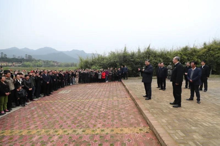 3月22日至25日，中共中央總書記、國(guó)家主席、中央軍委主席習(xí)近平在福建考察。這是23日下午，習(xí)近平在三明沙縣夏茂鎮(zhèn)俞邦村考察時(shí)，同鄉(xiāng)親們親切交流。新華社記者 王曄 攝