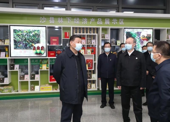3月22日至25日，中共中央總書記、國(guó)家主席、中央軍委主席習(xí)近平在福建考察。這是23日下午，習(xí)近平在三明沙縣農(nóng)村產(chǎn)權(quán)交易中心考察。新華社記者 王曄 攝