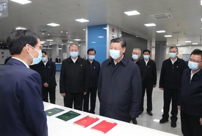 3月22日至25日，中共中央總書記、國(guó)家主席、中央軍委主席習(xí)近平在福建考察。這是23日下午，習(xí)近平在三明沙縣農(nóng)村產(chǎn)權(quán)交易中心考察。新華社記者王曄 攝