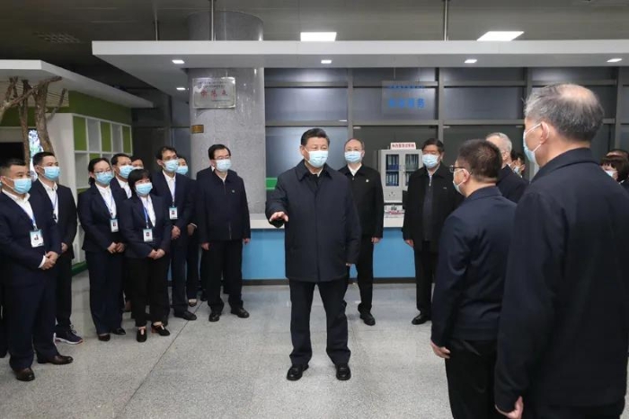 3月22日至25日，中共中央總書記、國(guó)家主席、中央軍委主席習(xí)近平在福建考察。這是23日下午，習(xí)近平在三明沙縣農(nóng)村產(chǎn)權(quán)交易中心考察時(shí)，同工作人員、辦事群眾等親切交流。新華社記者 王曄 攝
