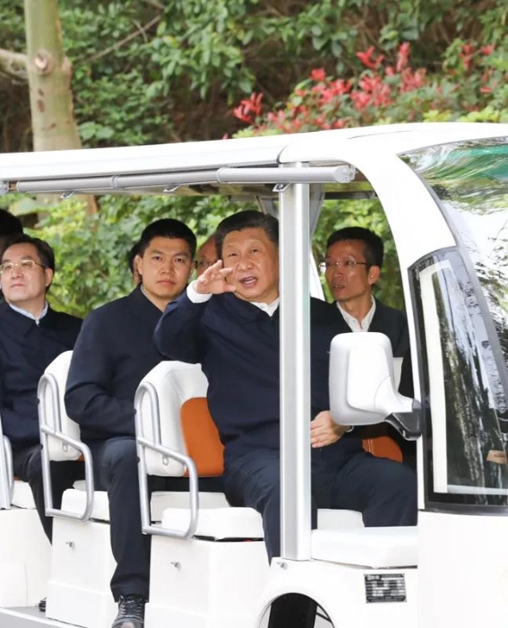 3月22日至25日，中共中央總書記、國(guó)家主席、中央軍委主席習(xí)近平在福建考察。這是24日下午，習(xí)近平在福州福山郊野公園乘坐電瓶車實(shí)地了解郊野福道風(fēng)貌。新華社記者 鞠鵬 攝