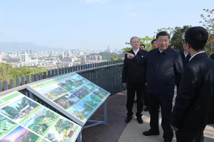 3月22日至25日，中共中央總書記、國(guó)家主席、中央軍委主席習(xí)近平在福建考察。這是24日下午，習(xí)近平在福州福山郊野公園觀景平臺(tái)，聽取城市生態(tài)公園規(guī)劃建設(shè)、城市水系綜合治理情況匯報(bào)。新華社記者 鞠鵬 攝