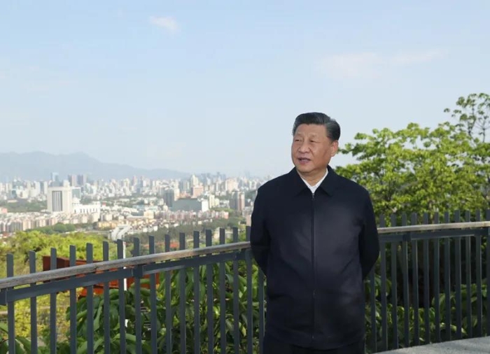 3月22日至25日，中共中央總書記、國(guó)家主席、中央軍委主席習(xí)近平在福建考察。這是24日下午，習(xí)近平在福州福山郊野公園觀景平臺(tái)，聽取城市生態(tài)公園規(guī)劃建設(shè)、城市水系綜合治理情況匯報(bào)。新華社記者鞠鵬 攝