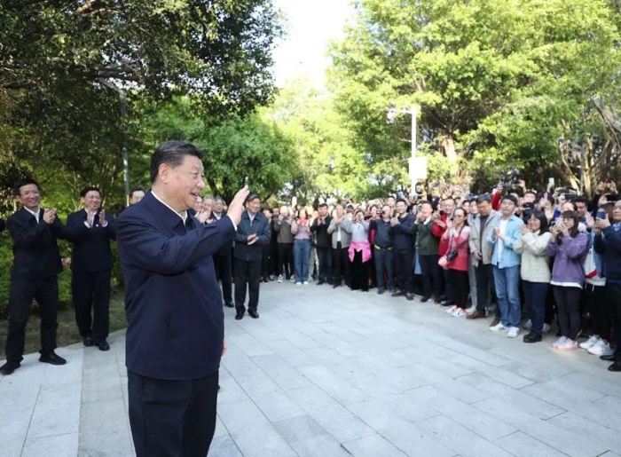 3月22日至25日，中共中央總書記、國(guó)家主席、中央軍委主席習(xí)近平在福建考察。這是24日下午，習(xí)近平在福州福山郊野公園考察時(shí)，向市民們招手致意。新華社記者 鞠鵬 攝