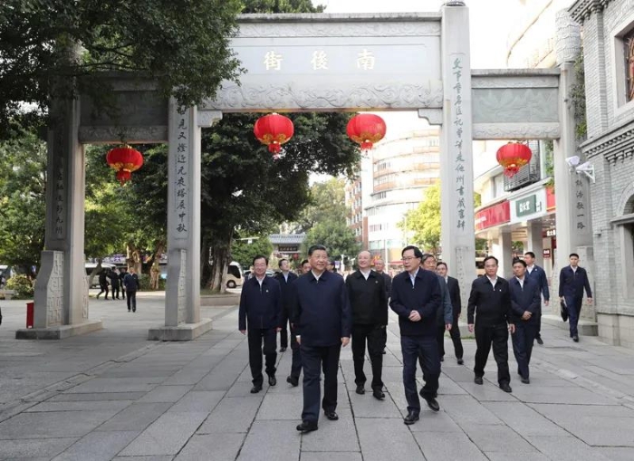 3月22日至25日，中共中央總書記、國(guó)家主席、中央軍委主席習(xí)近平在福建考察。這是24日下午，習(xí)近平在福州三坊七巷歷史文化街區(qū)步行察看南后街。新華社記者 王曄 攝