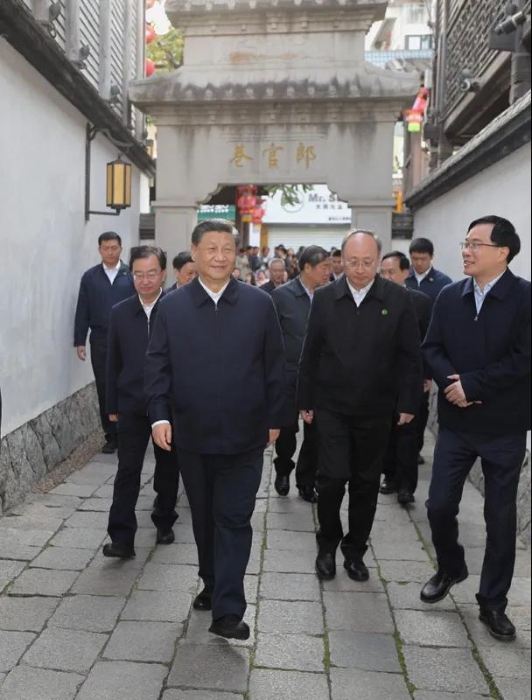 3月22日至25日，中共中央總書記、國(guó)家主席、中央軍委主席習(xí)近平在福建考察。這是24日下午，習(xí)近平在福州三坊七巷歷史文化街區(qū)步行察看郎官巷。新華社記者 王曄 攝