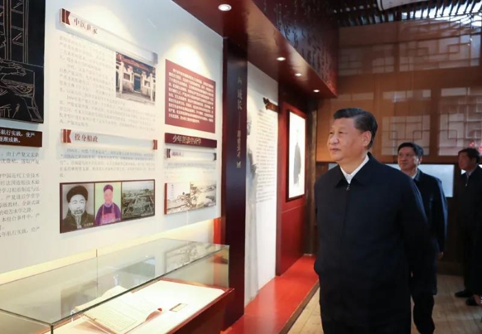 3月22日至25日，中共中央總書記、國(guó)家主席、中央軍委主席習(xí)近平在福建考察。這是24日下午，習(xí)近平在福州三坊七巷歷史文化街區(qū)參觀嚴(yán)復(fù)故居。新華社記者 鞠鵬 攝