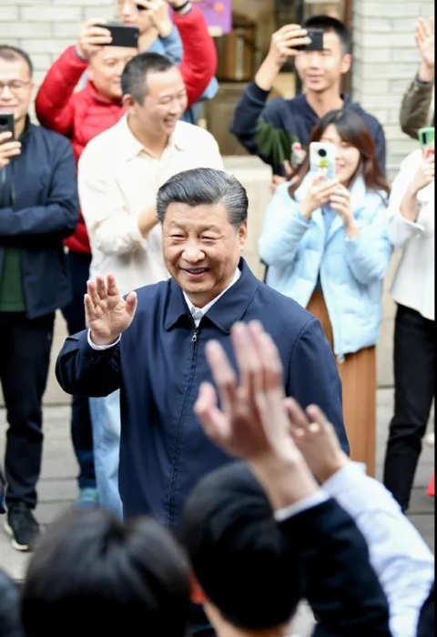 3月22日至25日，中共中央總書記、國(guó)家主席、中央軍委主席習(xí)近平在福建考察。這是24日下午，習(xí)近平在福州三坊七巷歷史文化街區(qū)考察時(shí)，向游客和市民招手致意。新華社記者 燕雁 攝
